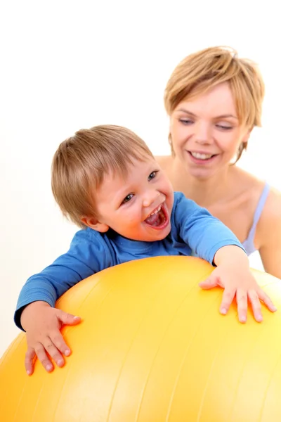 Mutter spielt mit Sohn — Stockfoto