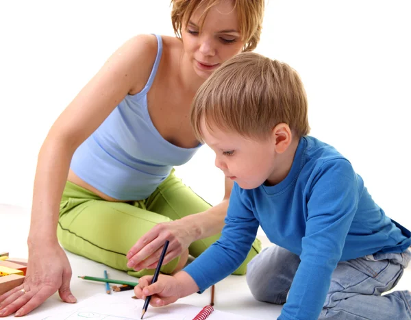 Moeder leert zijn zoon om te tekenen — Stockfoto