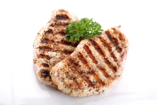 Pechugas de pollo a la parrilla en un plato con verduras frescas —  Fotos de Stock