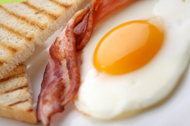 Kahvaltı - tost, yumurta, pastırma
