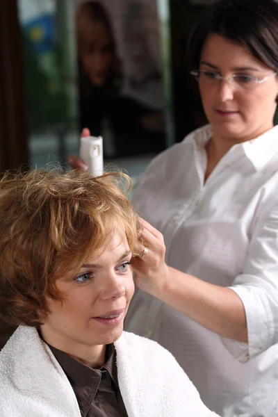 Woman at hairdresser. — Stock Photo, Image