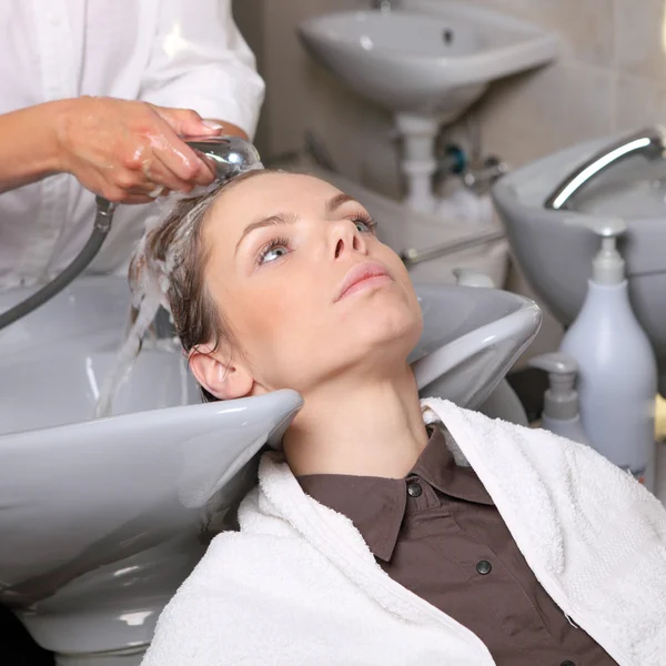 Wassen haar in de salon — Stockfoto