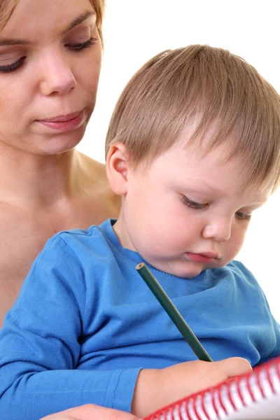 Moeder leert zijn zoon om te tekenen — Stockfoto