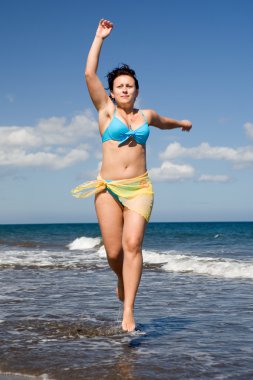 Bikinili genç kadın.
