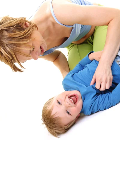 Moeder spelen met zoon — Stockfoto