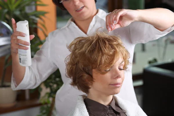 Woman at hairdresser. — Stock Photo, Image