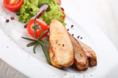 Taze sebzeli ızgara tavuk.