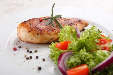 Taze sebzeli ızgara tavuk.