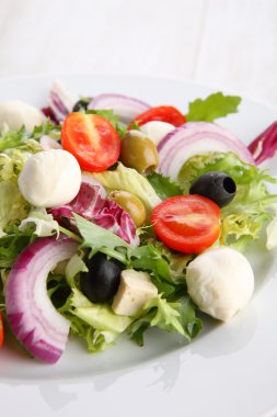 Peynirli sebze salatası