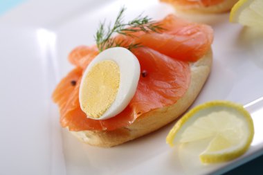 simit taze karabiber ile somon füme.