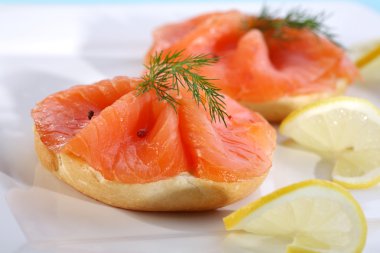 simit taze karabiber ile somon füme.