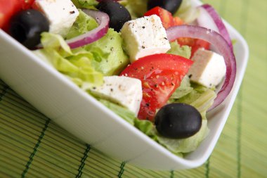 Peynirli sebze salatası