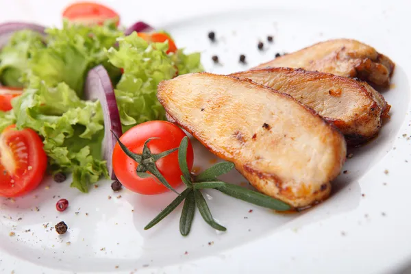 Grilled chicken with fresh vegetables — Stock Photo, Image