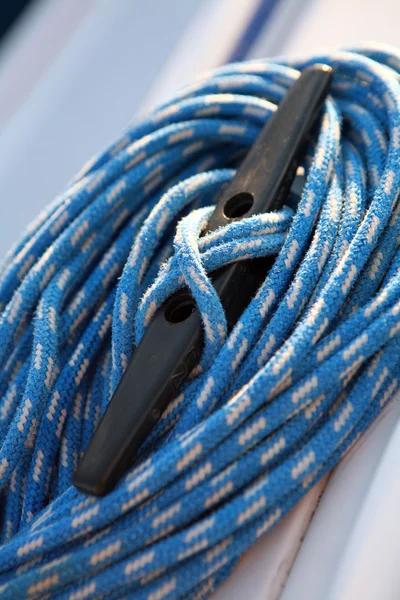 Blue boater's rope on belaying cleat, yacht equipment — Stock Photo, Image