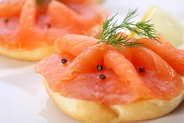 Smoked salmon on bagel with fresh black pepper. — Stock Photo, Image