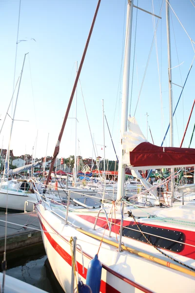 Vistas al puerto deportivo, veleros y lanchas —  Fotos de Stock