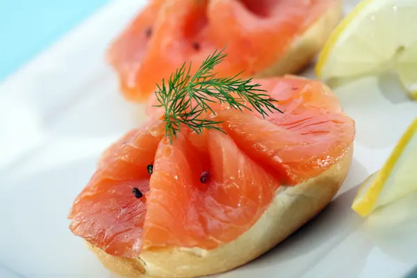 Smoked salmon on bagel with fresh black pepper. — Stock Photo, Image