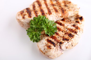 taze makarna bir tabak ızgara tavuk göğsü