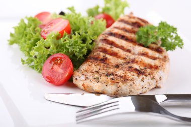 taze makarna bir tabak ızgara tavuk göğsü