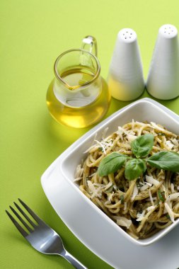 pesto sos ve parmesan makarna çeşitleri.