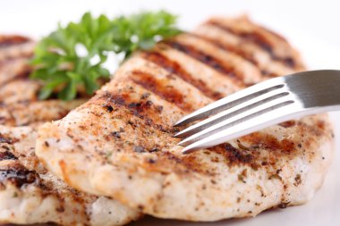 taze makarna bir tabak ızgara tavuk göğsü