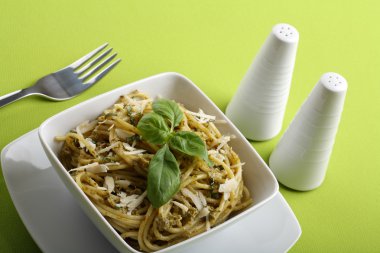 pesto sos ve parmesan makarna çeşitleri.