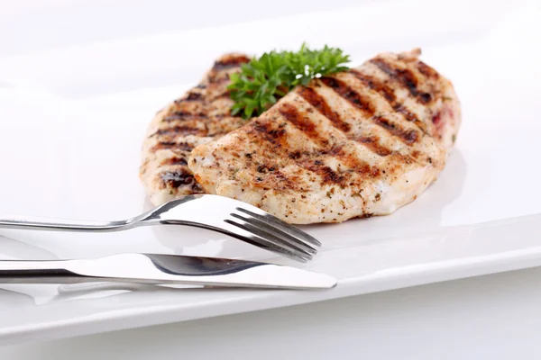 Grilled chicken breasts on a plate with fresh vegetables — Stock Photo, Image