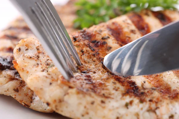 Pechugas de pollo a la parrilla en un plato con verduras frescas —  Fotos de Stock