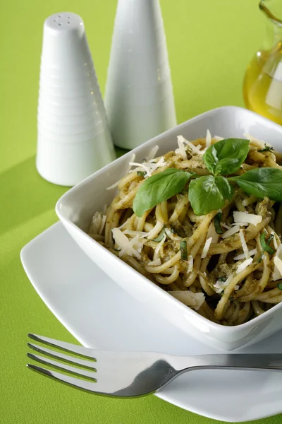 pesto sos ve parmesan makarna çeşitleri.