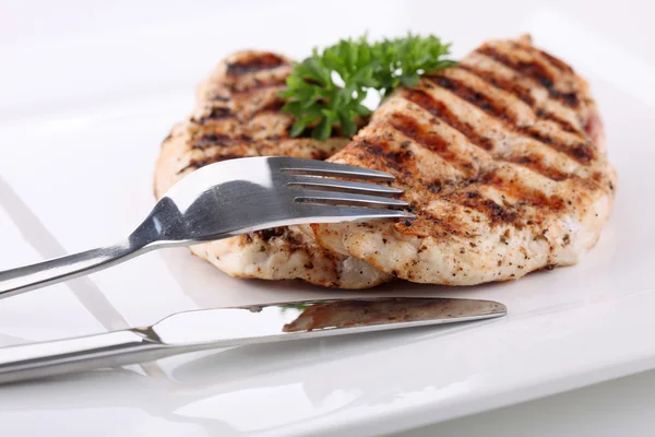 Poitrines de poulet grillées dans une assiette de légumes frais — Photo