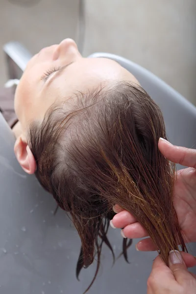 Washing hair in salon — Stock Photo, Image