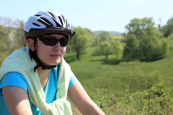 Zomer thema. vrouw op fiets lezen van een kaart. — Stockfoto