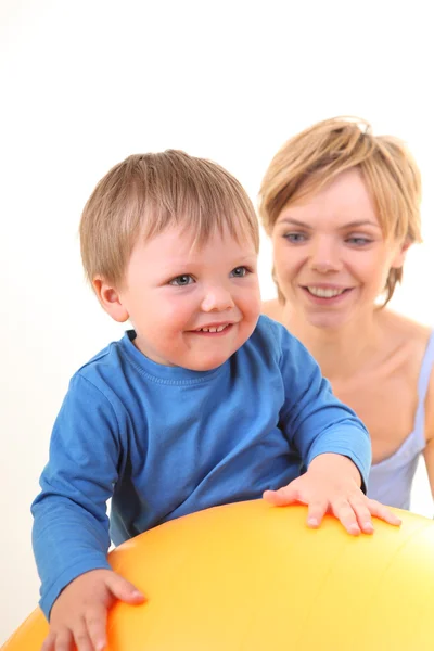 Madre jugando con hijo —  Fotos de Stock