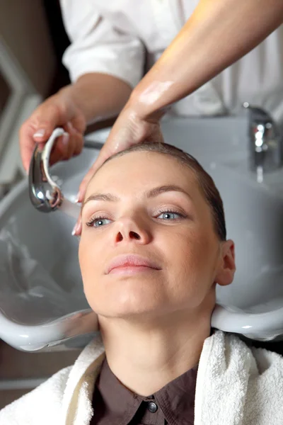 Washing hair in salon — Stock Photo, Image