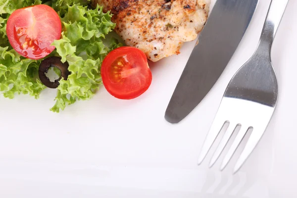 Pechugas de pollo a la parrilla en un plato con verduras frescas — Foto de Stock