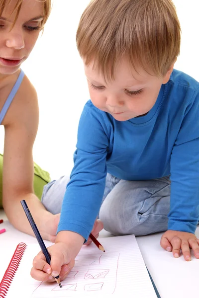 Madre enseña a su hijo a dibujar Imagen de archivo