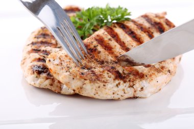 taze makarna bir tabak ızgara tavuk göğsü