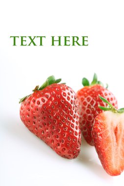 Beyaz arka planda taze çilekler