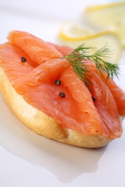 simit taze karabiber ile somon füme.