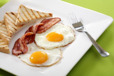 Kahvaltı - tost, yumurta, pastırma