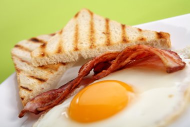 Kahvaltı - tost, yumurta, pastırma