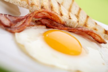 Kahvaltı - tost, yumurta, pastırma