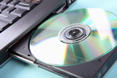 bir dizüstü bilgisayar ve bir cd veya dvd disk closeup görüntüsü