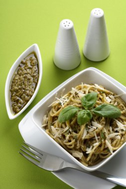 pesto sos ve parmesan makarna çeşitleri.