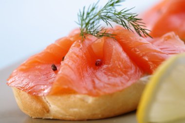 simit taze karabiber ile somon füme.