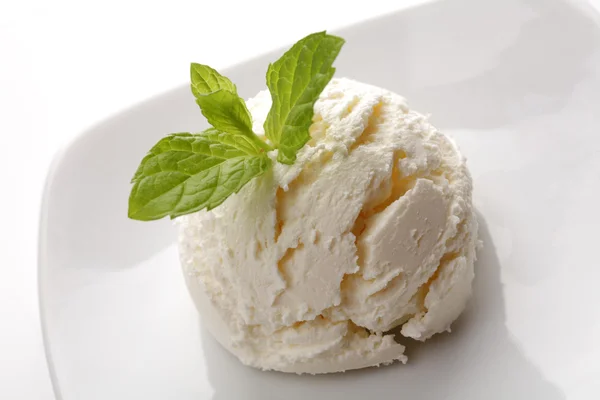 Vanilla Ice cream with mint — Stock Photo, Image