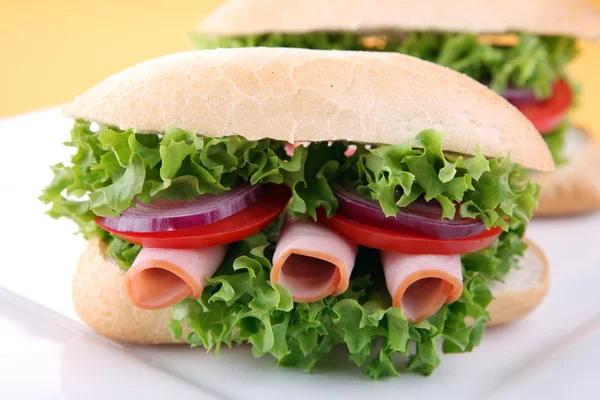 Бутерброд зі свіжими овочами, шинкою та сиром — стокове фото