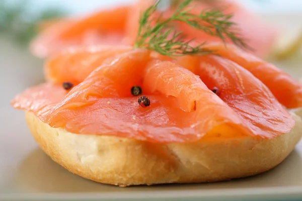 Smoked salmon on bagel with fresh black pepper. — Stock Photo, Image