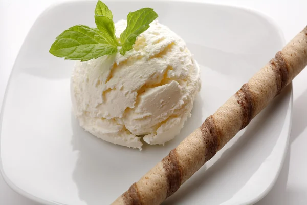 Vanilla Ice cream with mint — Stock Photo, Image