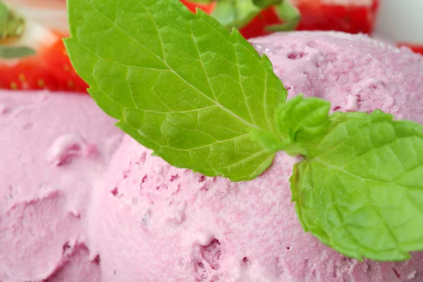 Клубничное мороженое с мятой и свежей клубникой — стоковое фото